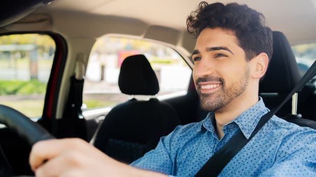 Ein junger Mann fährt Auto
