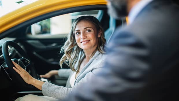 Eine Frau sitzt in einem Auto