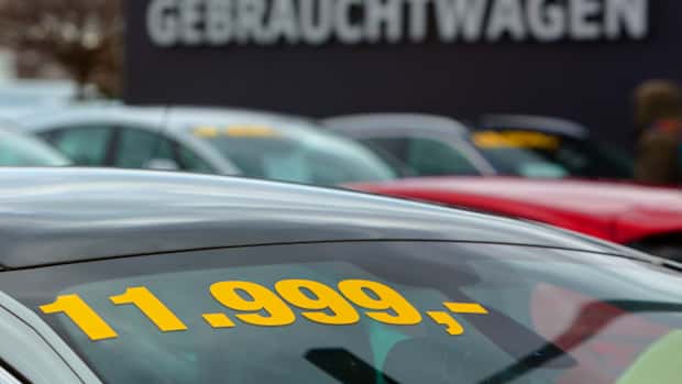 Ein Gebrauchtwagen steht zum Verkauf