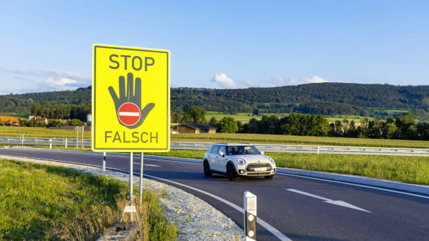 Warnschild für Geisterfahrer auf Autobahn