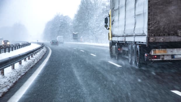 LKW fährt auf glatter Fahrbahn
