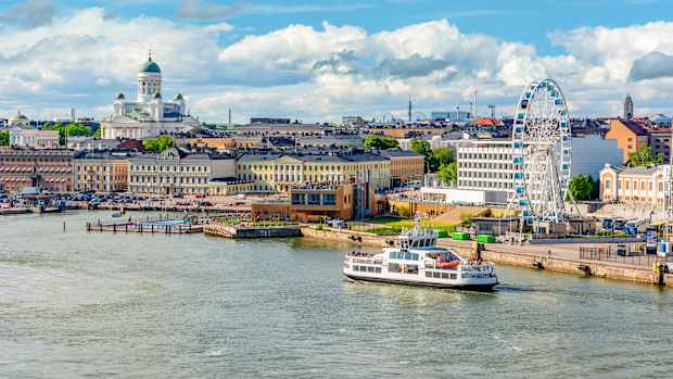 Stadtpanorama von Helsinki mit Dom und Riesenrad