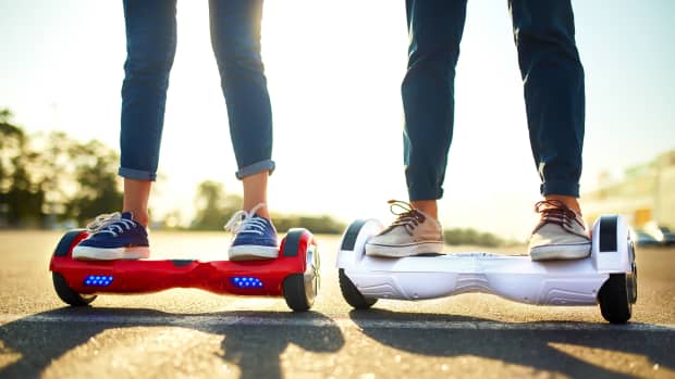 Zwei Jugendliche auf einem Hoverboard