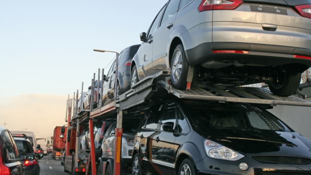 Autos auf einem Transporter
