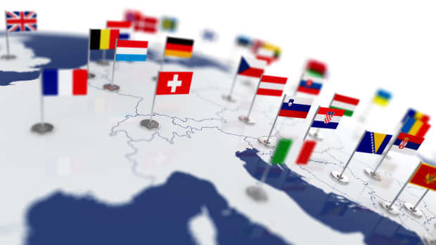 verschiedene Flaggen auf einem Globus