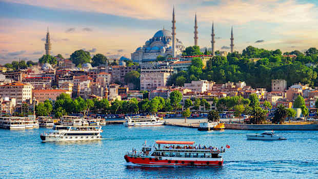Touristische Sightseeing-Schiffe auf dem Bosporus in der Stadt Istanbul