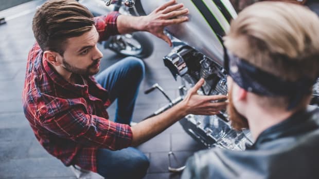 Mann berät Kunde beim Motorradkauf