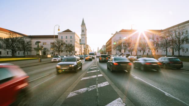Autos auf einer Straße in München