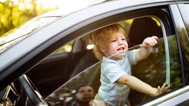 Kleiner Junge blickt aus Autofenster