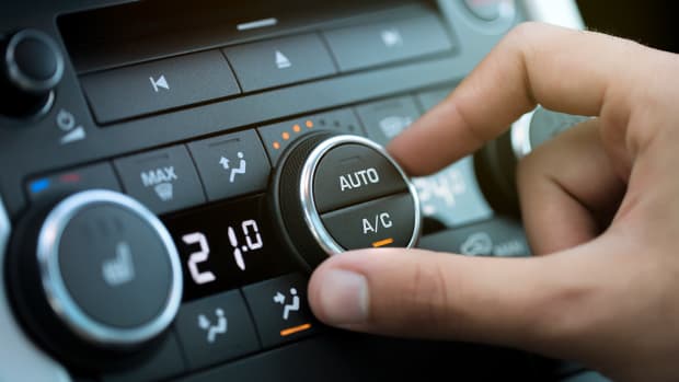 Mann schaltet seine Klimaanlage ein