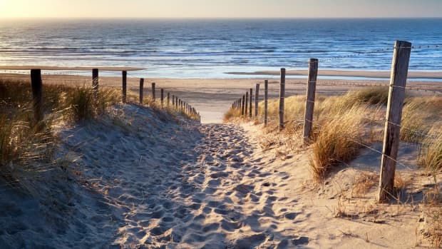 Aufgang zum Meer an der Küste in den Niederlanden