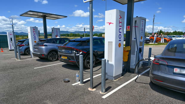 Autofahrer laden ihre Autos an einer Ionity Ladesäule in Frankreich