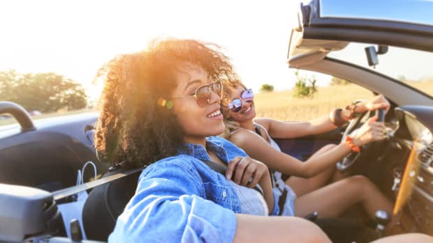 Zwei Frauen fahren in einem Cabrio