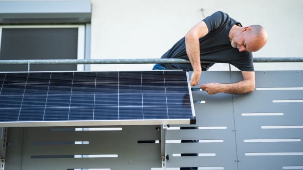 Montage einer Photovoltaik Balkonanlage Sonnenkollektoren