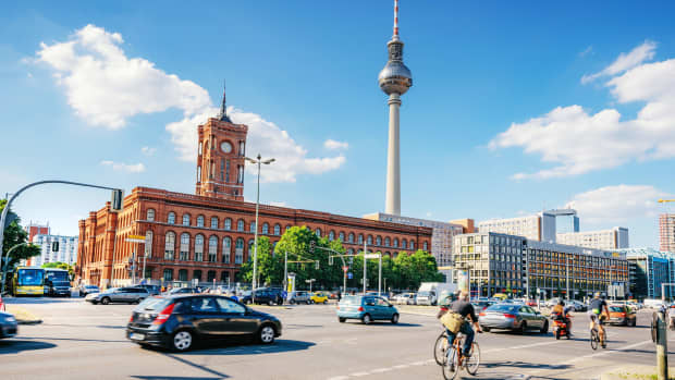 Strassenverkehr in Berlin: Autos und Fahrräder mit Fernsehturm im Hintergrund
