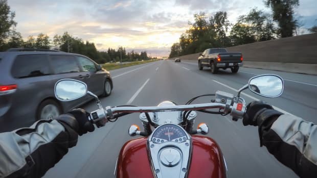 Ein Motorradfahrer fährt auf der Autobahn