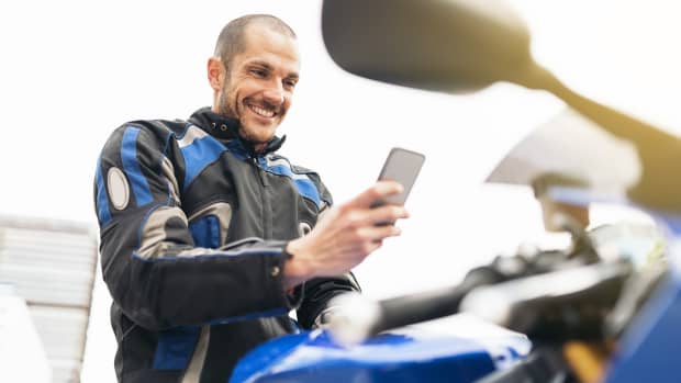 Ein Mann mit seinem Motorrad
