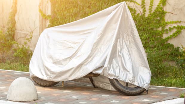Motorrad abgedeckt mit Schutzhülle