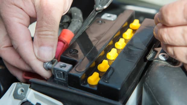 Ausbau einer Motorradbatterie