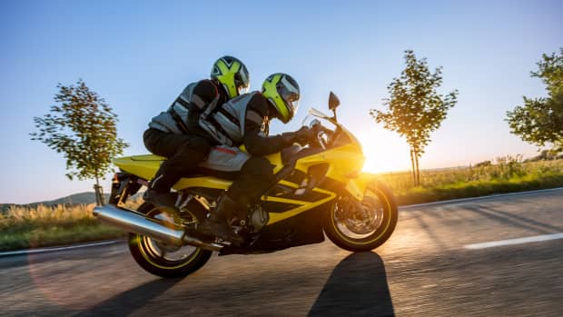 Zwei Motorradfahrer auf einem Motorrad