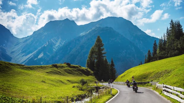 Motorradfahrer unterwegs in den bayerischen Alpen am Rossfeld