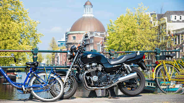 Ein Motorrad steht in Amsterdam