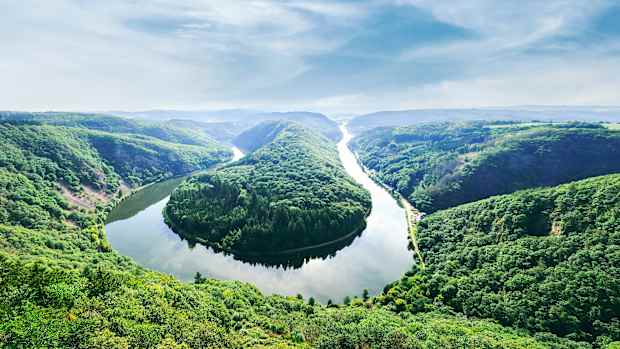 Blick auf die Saarschleife im Sommer von grünen Wäldern umgeben
