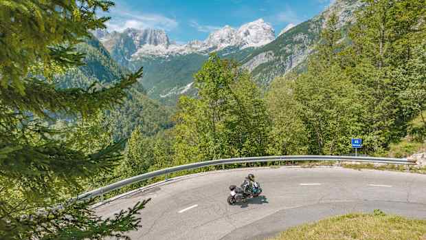 Ein Motorradfahrer auf dem Weg zum Vrsic Pass