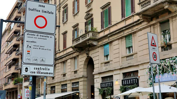 Verkehrsschilder in einer Strasse in Mailand in Italien