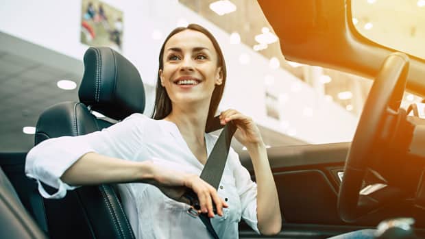Frau sitzt in einem Cabrio Probe