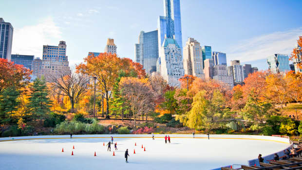 Schlittschuhläufer auf dem Trump Wollman Rink in New York