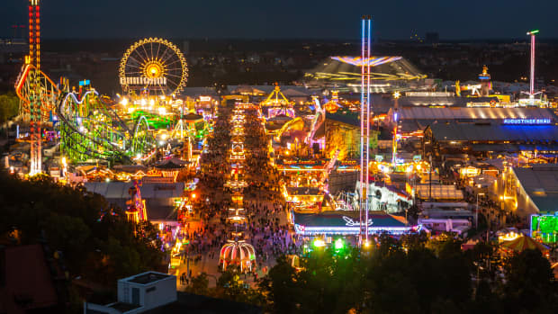 Nachtaufnahme des Oktoberfests in München