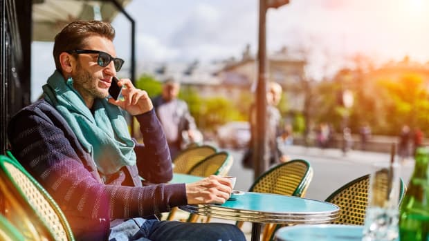 Mann telefoniert mit dem Handy