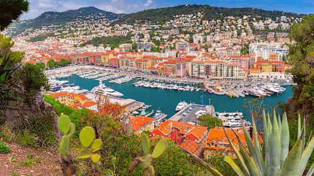 Blick auf Nizza von einer Anhöhe aus