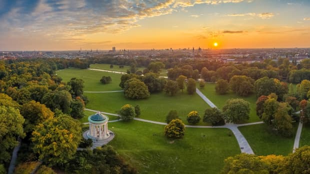 Luftaufnahme des Englischen Gartens in München mit Pavillion
