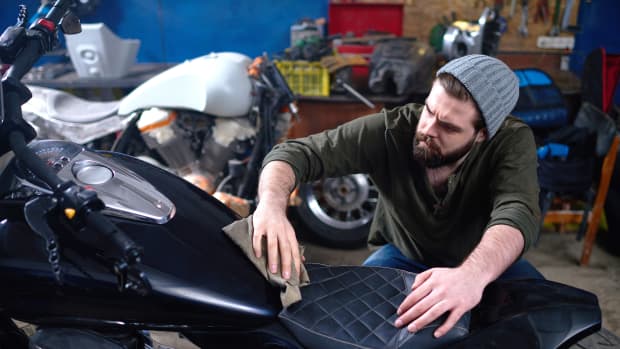 Mann pflegt sein Motorrad