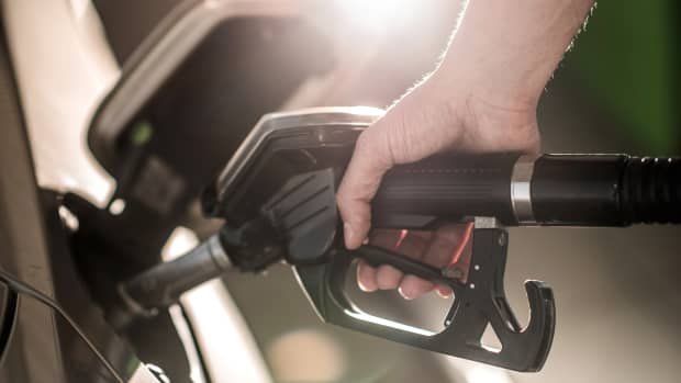Auto wird mit Tankstutzenbetankt