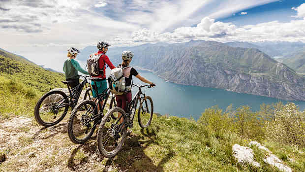 Familie in den Bergen beim Fahrrad fahren