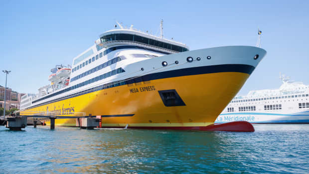 Große Fähre von sardinia ferries im Hafen