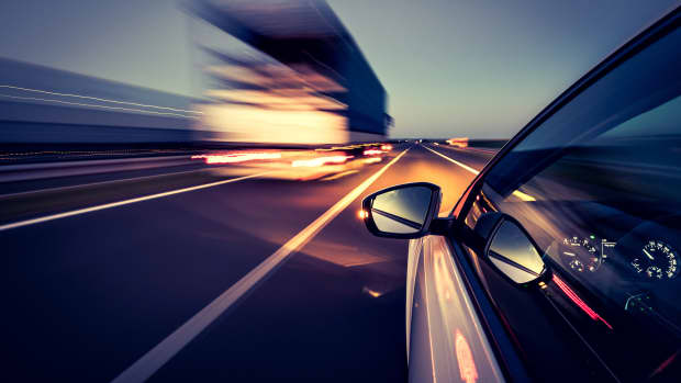 Auto fährt in der Dämmerung auf der rechten Spur