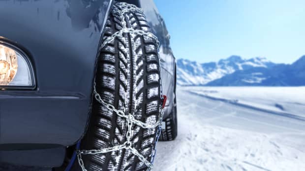 Auto mit Schneeketten