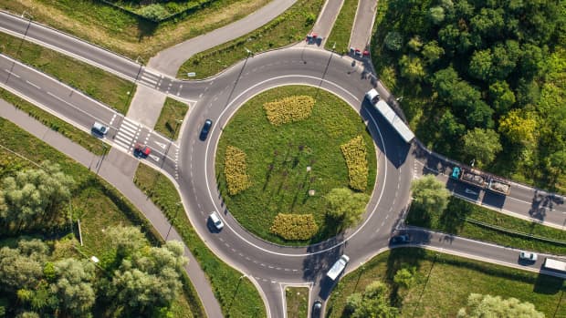 Luftaufnahme eines Kreisverkehrs