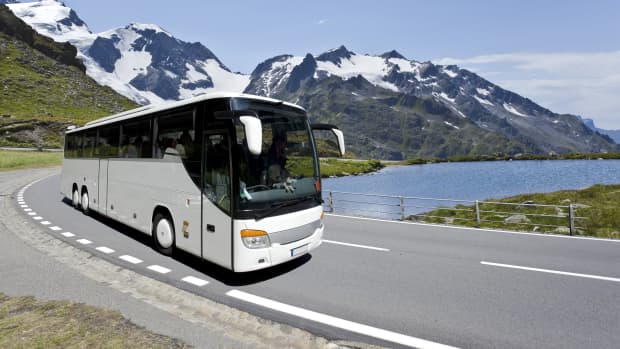 Reisebus fährt auf einer Landstraße