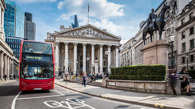 ein roter Bus fährt durch London