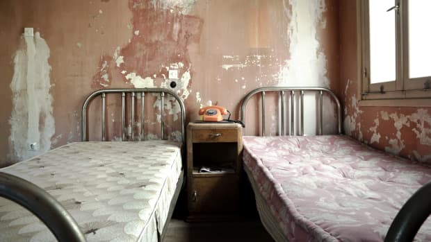 Runtergekommene Hotelzimmer