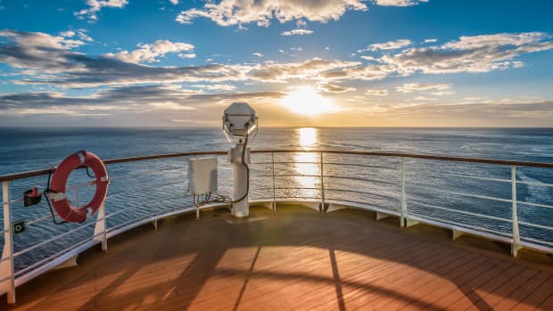 An Deck eines Kreuzfahrtschiffs bei Sonnenuntergang