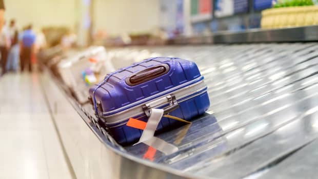 Koffer auf einem Kofferband am Flughafen