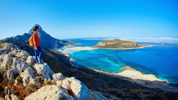 Frau blickt über den Strand von Balos auf Kreta