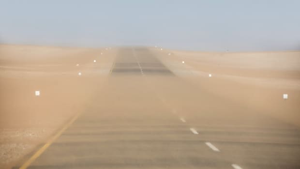 Schlechte Sicht auf einer einsamen Straße in Namibia wegen einem Sandsturm