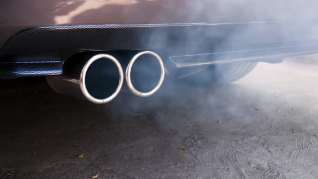 Rauch kommt aus einem Auto-Auspuff
